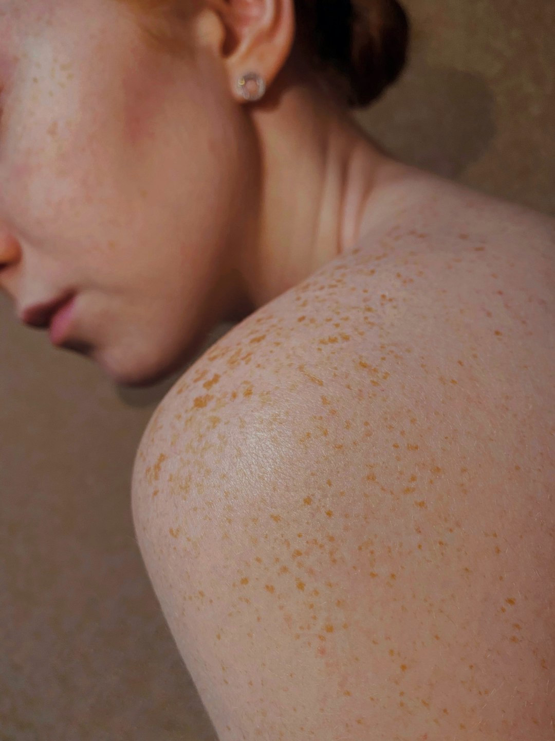 topless-woman-with-brown-hair-xek8bas1vqi